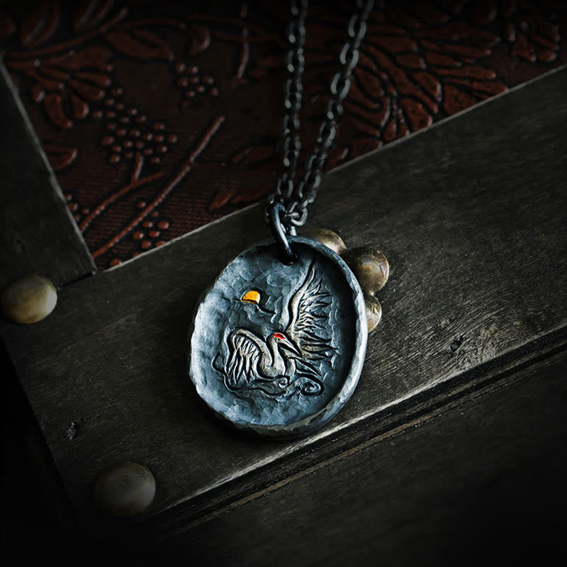Anhänger mit Kranich und glückverheißenden Wolken aus 999 Sterlingsilber und 24 Karat Gold