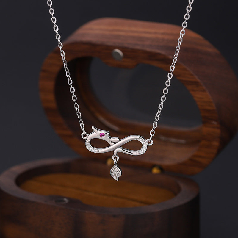 Drachenhalskette aus 999er Sterlingsilber mit Endlosknoten-Anhänger