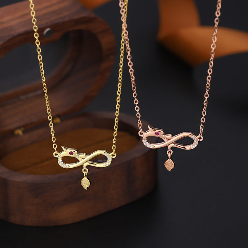 Drachenhalskette aus 999er Sterlingsilber mit Endlosknoten-Anhänger