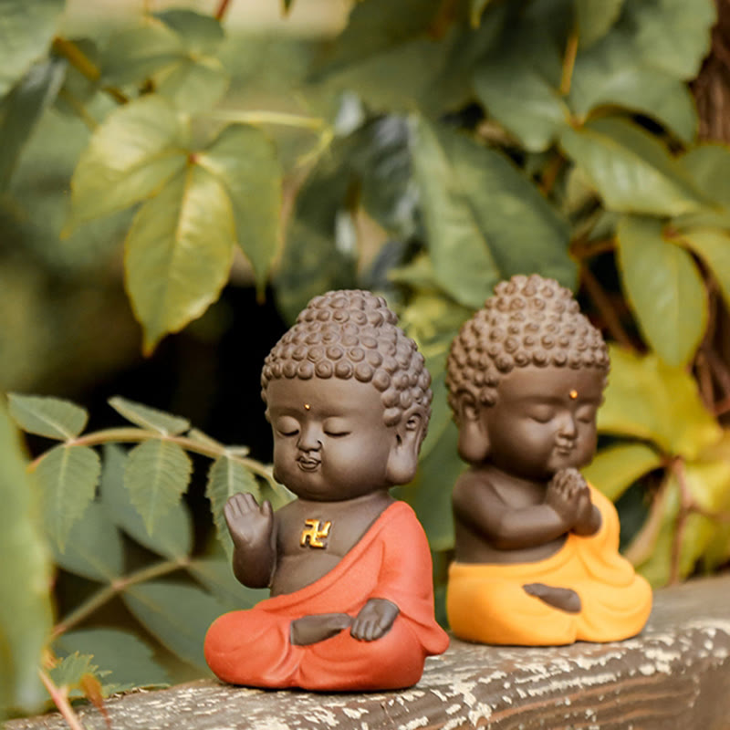Kleine Buddha-Statue aus violettem Ton für Gelassenheit zu Hause