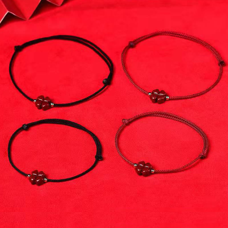 Natürliches zinnoberrotes Schnurarmband mit vierblättrigem Kleeblatt-Segen