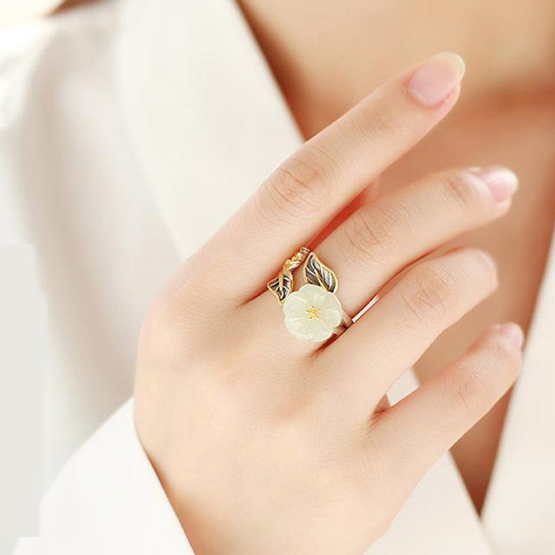 Unisex-Glücksring aus weißer Jade mit 925 versilberter Pflaumenblüte aus Kupfer