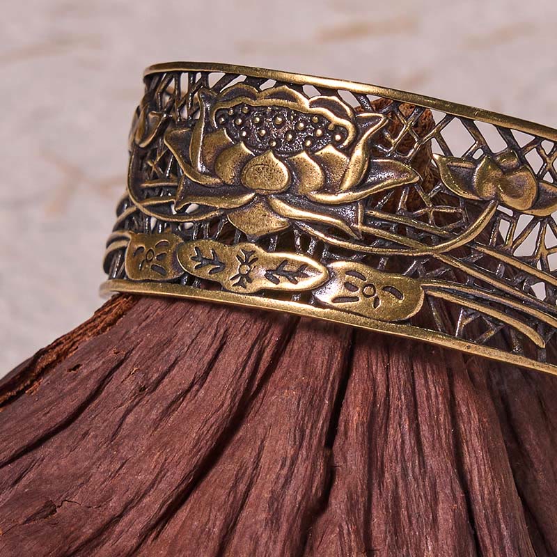 Verstellbarer Armreif mit Lotus-Armband aus versilbertem Kupfer