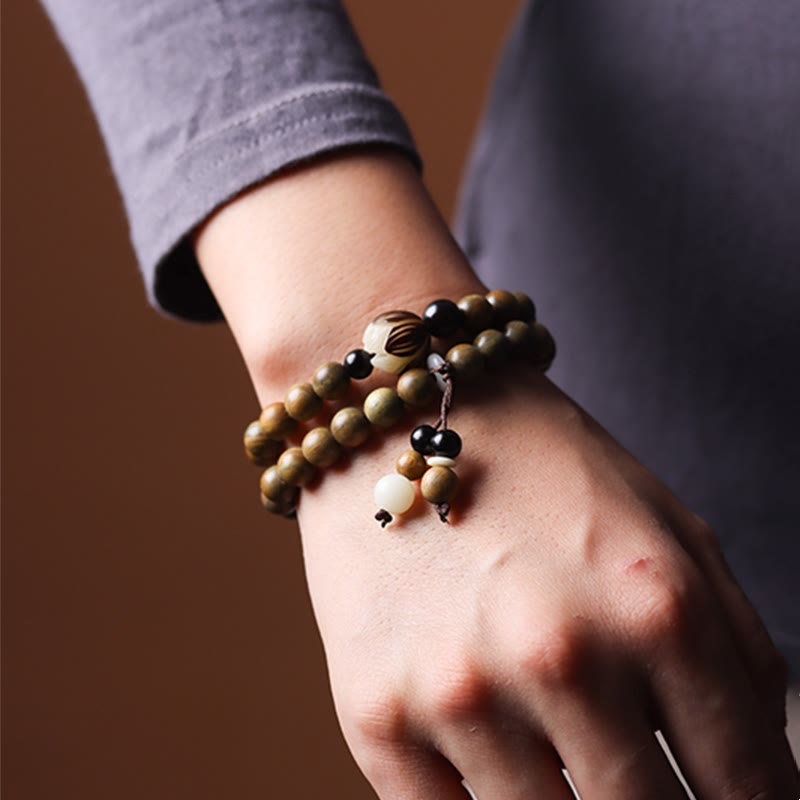 Beruhigendes Doppelwickelarmband mit grünem Sandelholz-Lotus