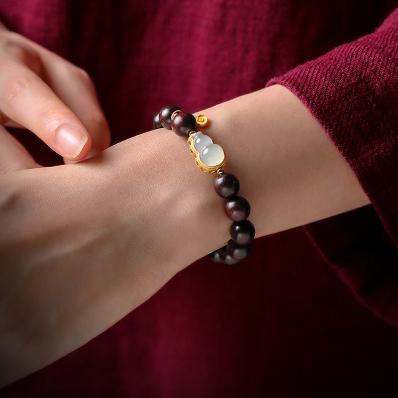 Kleines Blattarmband aus rotem Sandelholz und Jade für Ruhe und Schutz