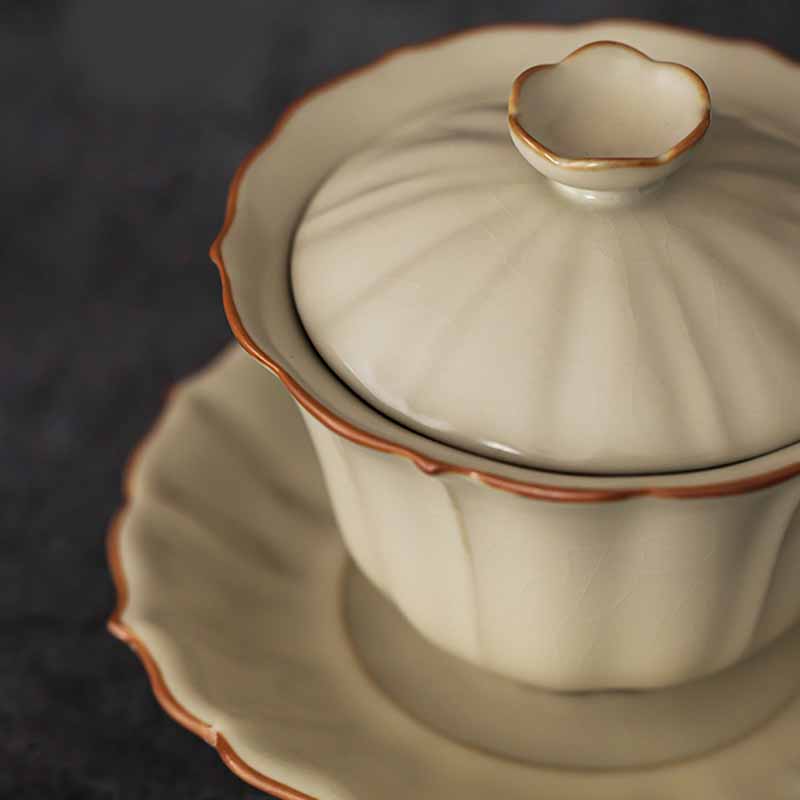 Beigefarbenes Keramik-Gaiwan mit Pflaumenblüten-Design, 120 ml Teeservice