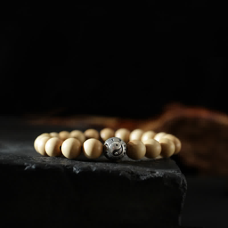 Zinnoberarmband mit Pfirsichholz und Lotussymbolen