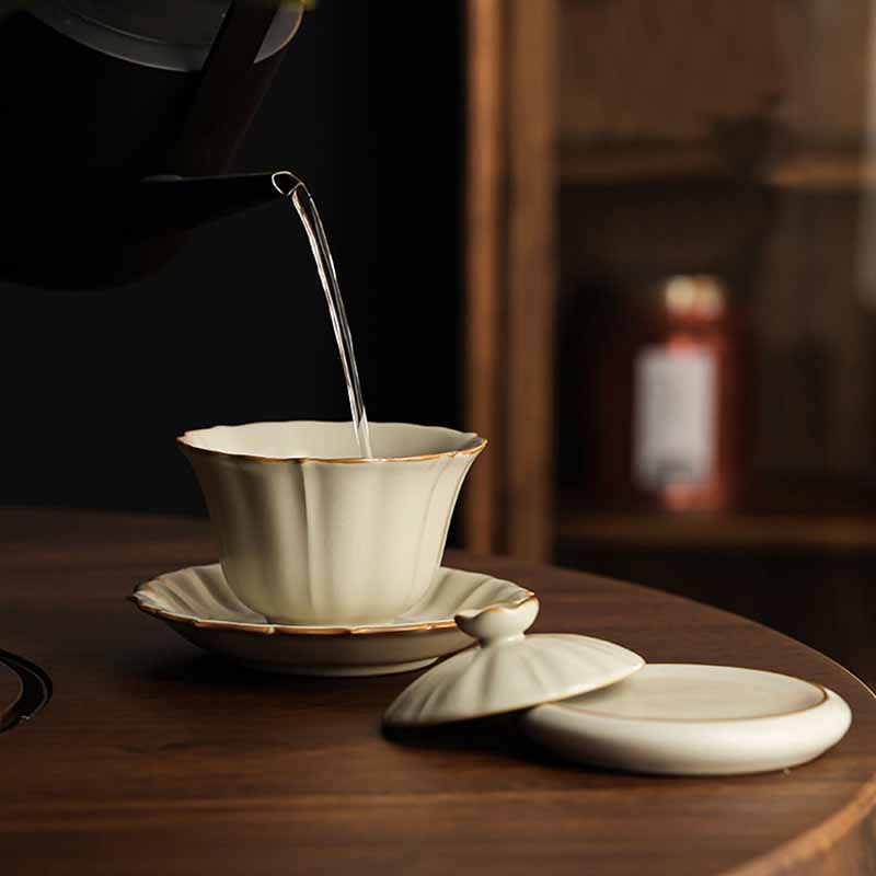 Beigefarbenes Keramik-Gaiwan mit Pflaumenblüten-Design, 120 ml Teeservice