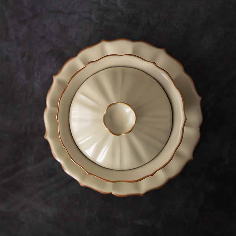 Beigefarbenes Keramik-Gaiwan mit Pflaumenblüten-Design, 120 ml Teeservice