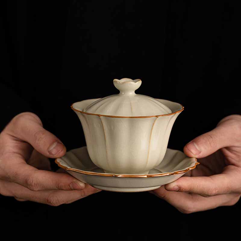 Beigefarbenes Keramik-Gaiwan mit Pflaumenblüten-Design, 120 ml Teeservice
