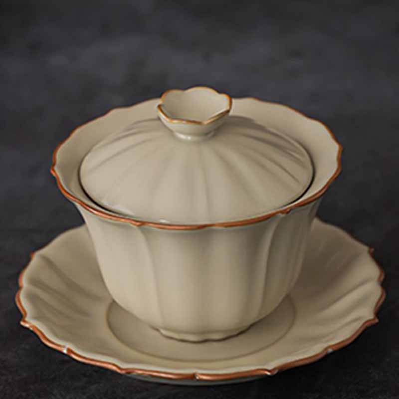 Beigefarbenes Keramik-Gaiwan mit Pflaumenblüten-Design, 120 ml Teeservice