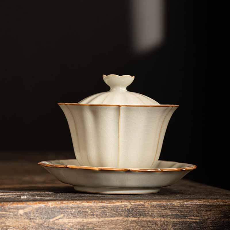 Beigefarbenes Keramik-Gaiwan mit Pflaumenblüten-Design, 120 ml Teeservice