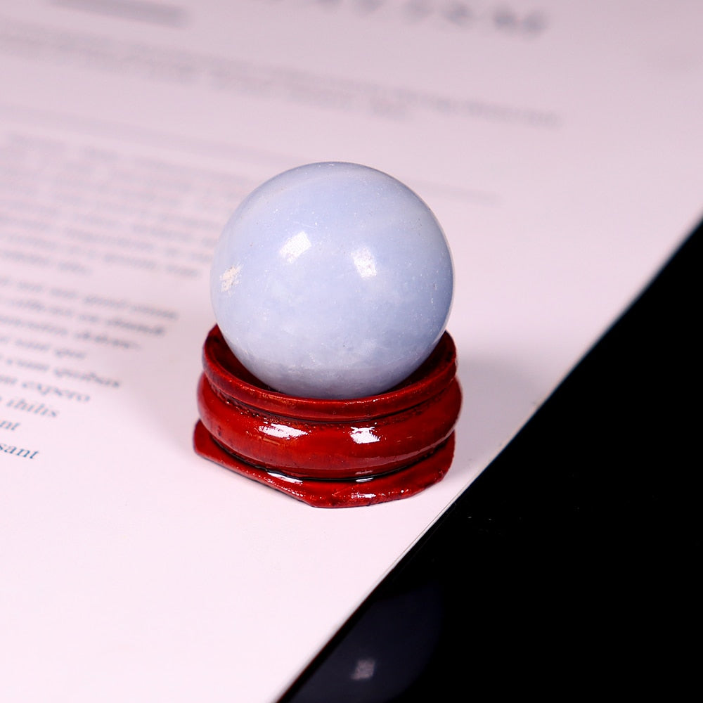 Blaue Kyanitkugel - Fokus auf das Halschakra