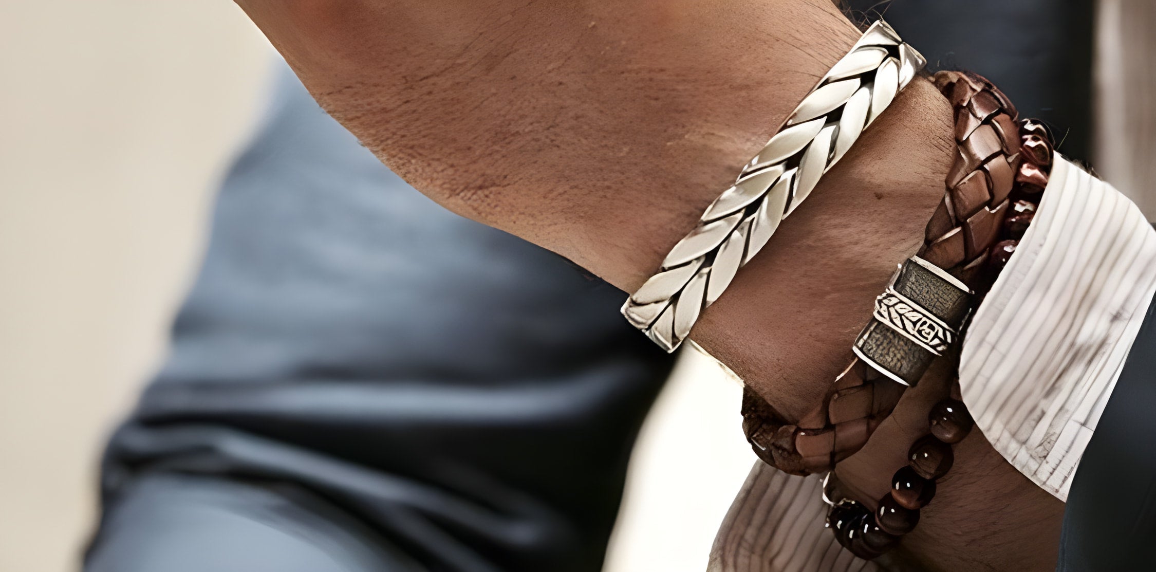 Geflochtenes Lederarmband mit Tigerauge-Anhänger