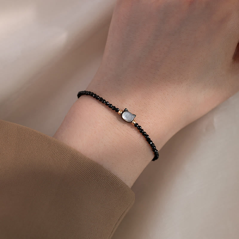 Armband aus Bergkristall mit weißem Kristall und 14 Karat vergoldetem Heilkatzen-Anhänger