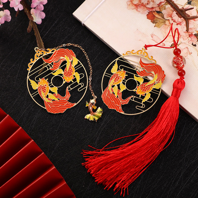 Goldfarbenes Lesezeichen aus Messing mit Koi-Fisch für spirituellen Schutz