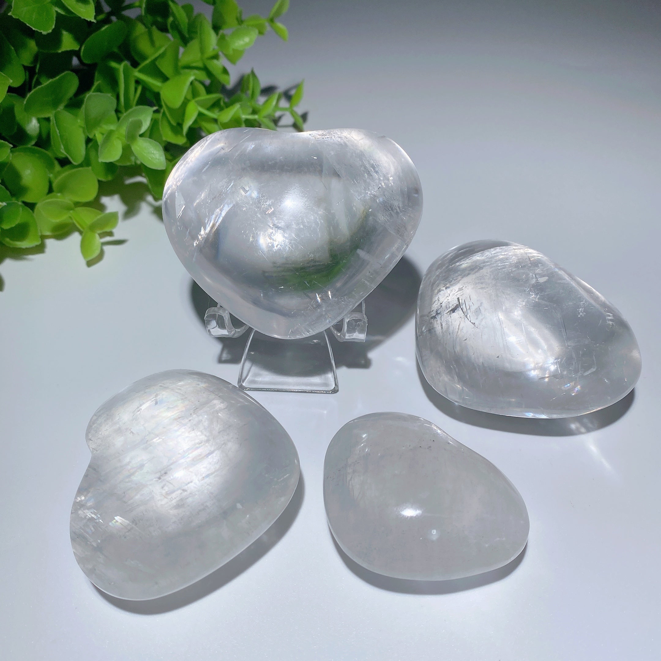 Calcit-Herzkristalle, 4,6–7,6 cm, Schnitzereien zur Heilung