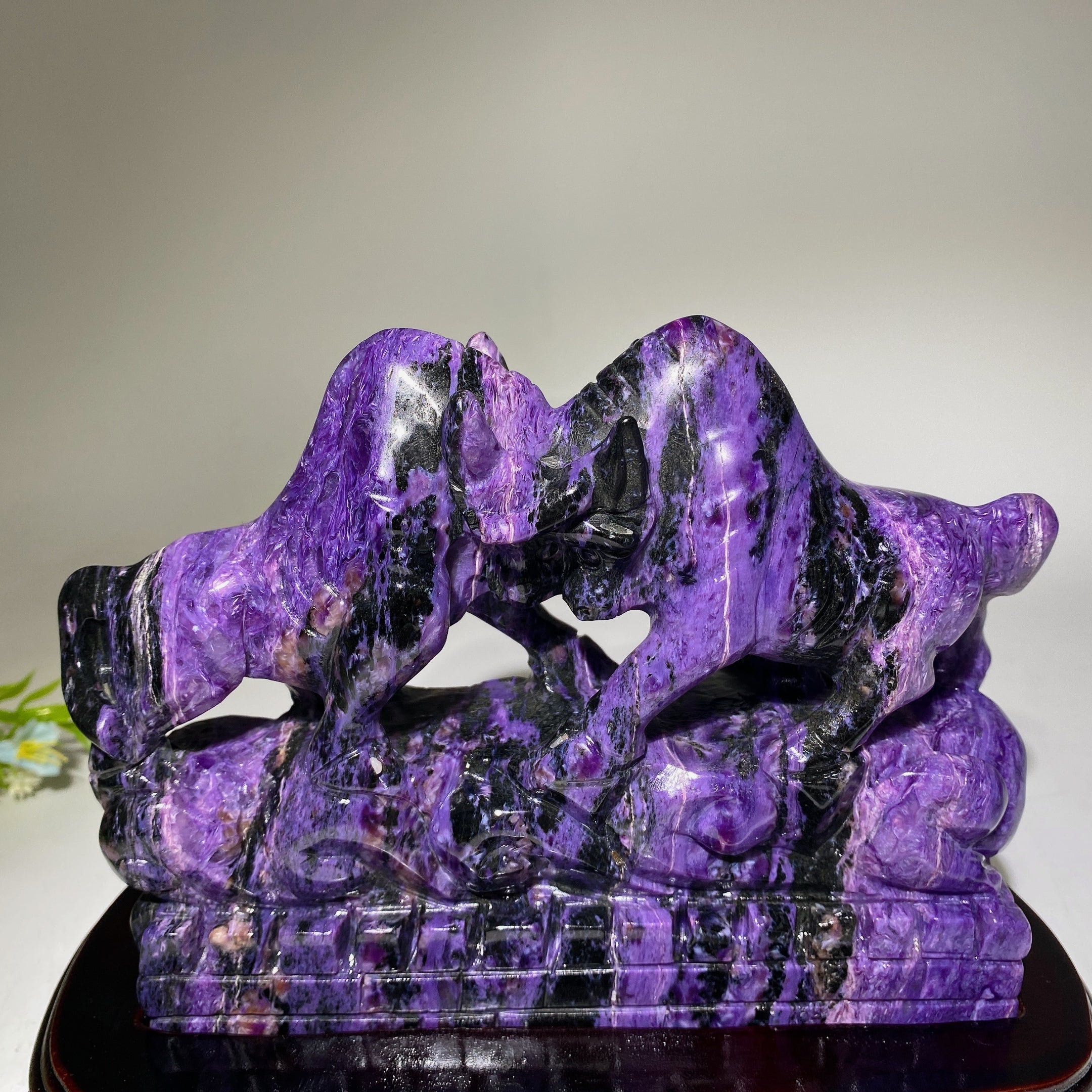 Charoit-Kristall-Stierkampf-Schnitzerei, 17 cm, Skulptur