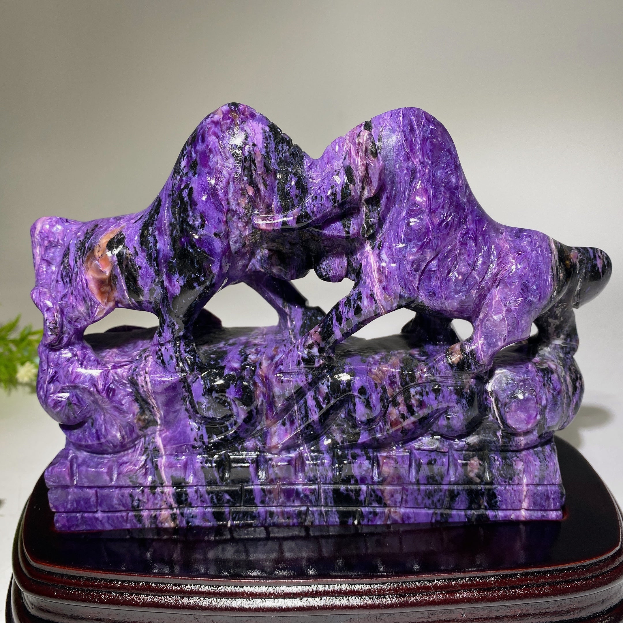 Charoit-Kristall-Stierkampf-Schnitzerei, 17 cm, Skulptur