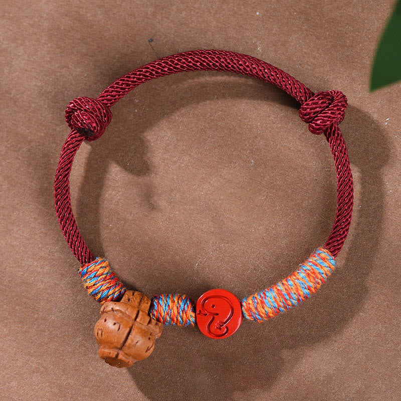 Chinesisches Sternzeichen-Armband mit roter Schnur, Pfirsichkern, Zinnober, Glücksbringer