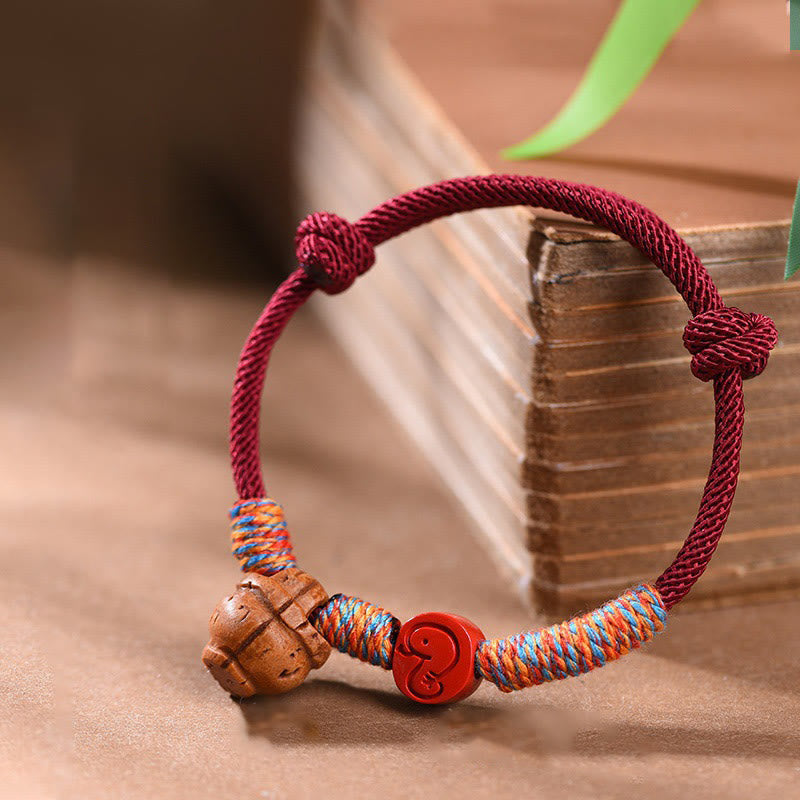 Chinesisches Sternzeichen-Armband mit roter Schnur, Pfirsichkern, Zinnober, Glücksbringer