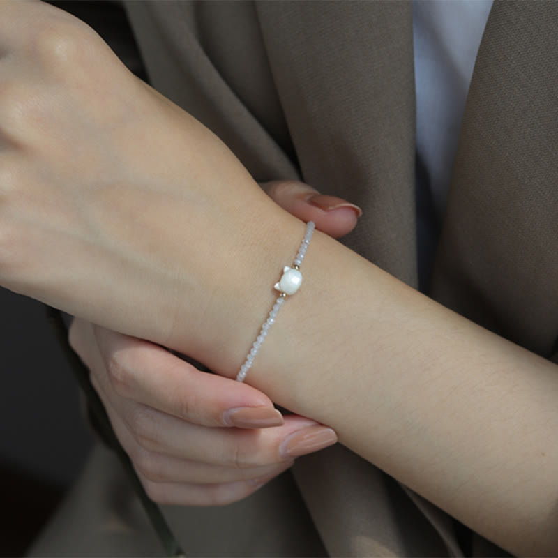 Armband aus Bergkristall mit weißem Kristall und 14 Karat vergoldetem Heilkatzen-Anhänger