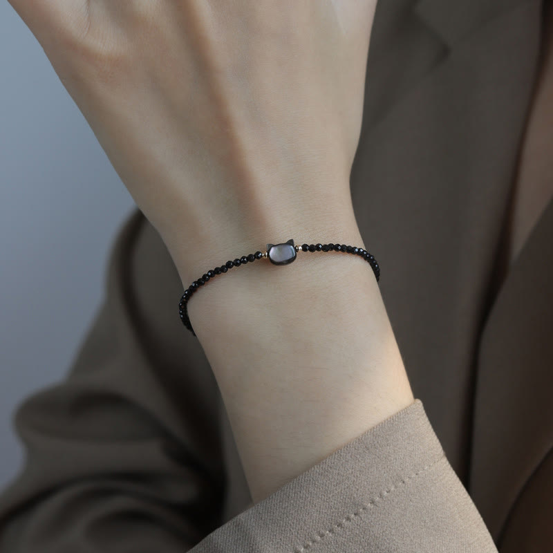 Armband aus Bergkristall mit weißem Kristall und 14 Karat vergoldetem Heilkatzen-Anhänger