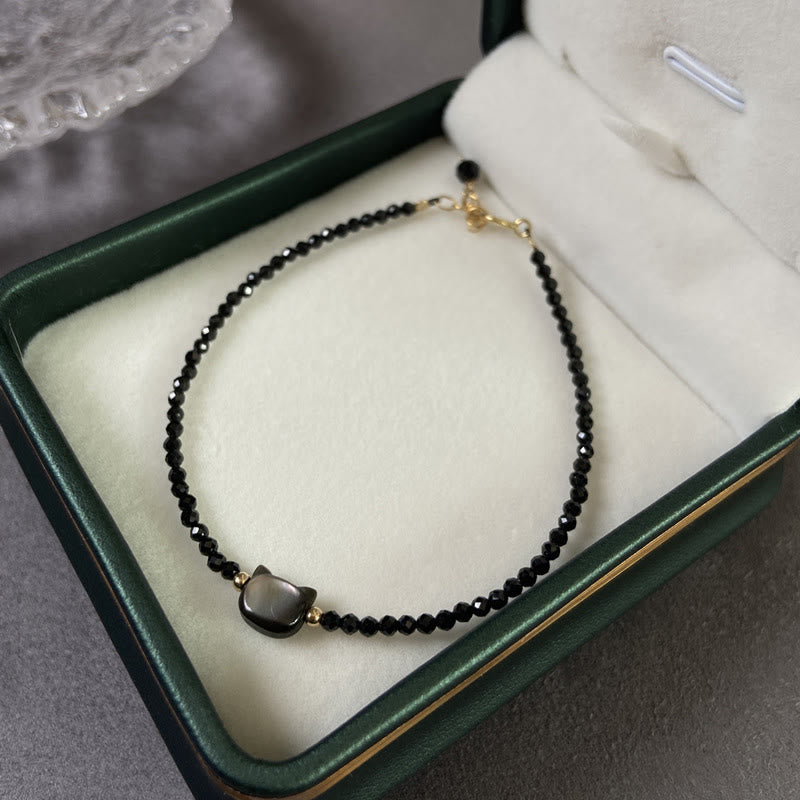 Armband aus Bergkristall mit weißem Kristall und 14 Karat vergoldetem Heilkatzen-Anhänger
