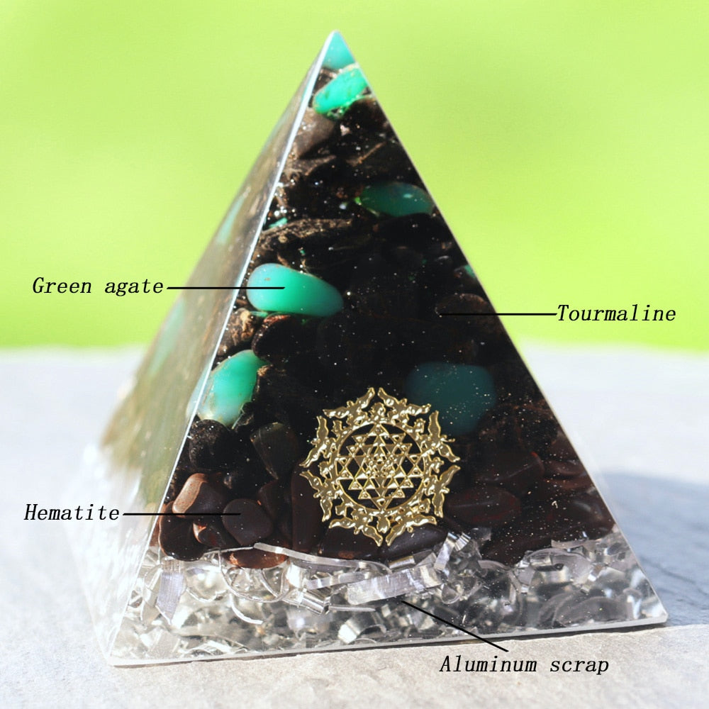 Kristallschutz-Orgonpyramide mit schwarzem Turmalin