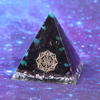 Kristallschutz-Orgonpyramide mit schwarzem Turmalin