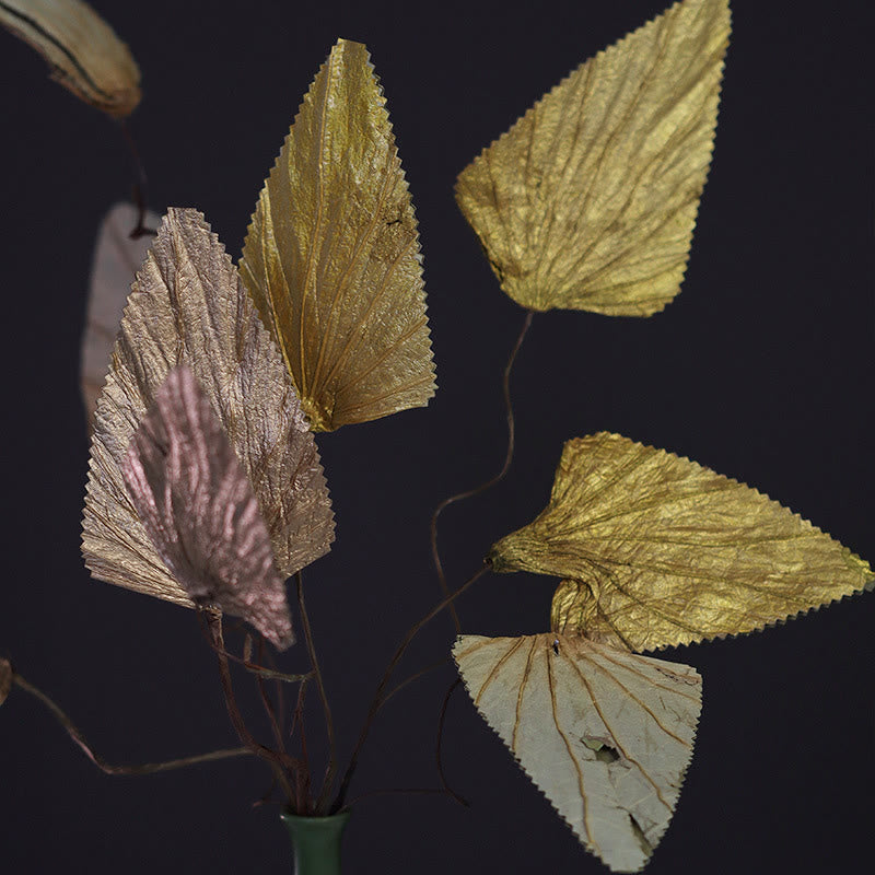 Getrockneter Lotusblattstrauß als Zen-Dekor-Akzent