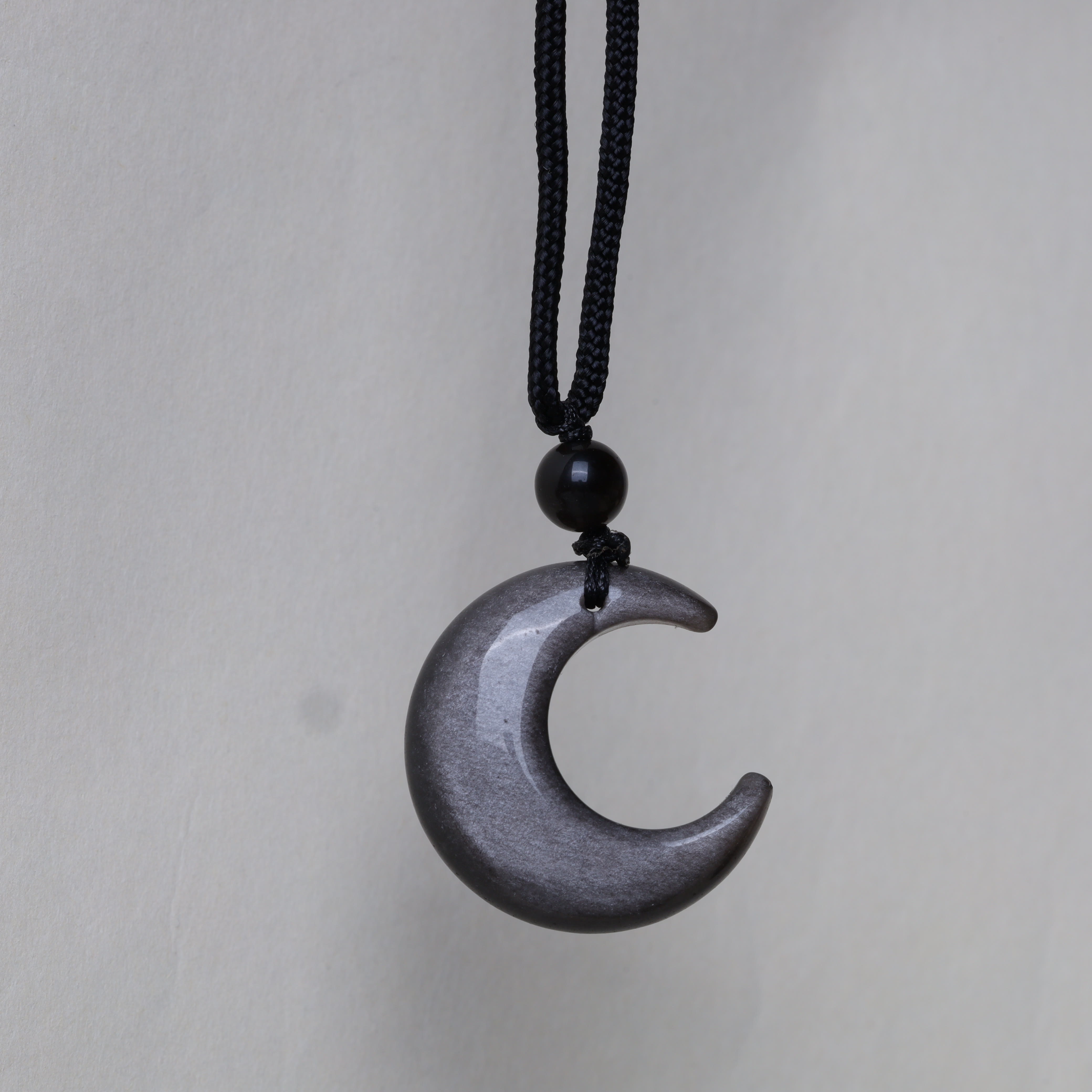 Silberne Schutzkette aus Obsidian mit Stern und Mond