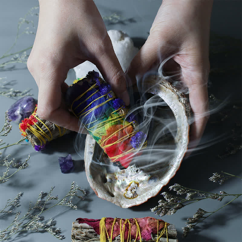 Räucherstäbchen mit roter Rose zur Reinigung des Hauses | Meditationsritual