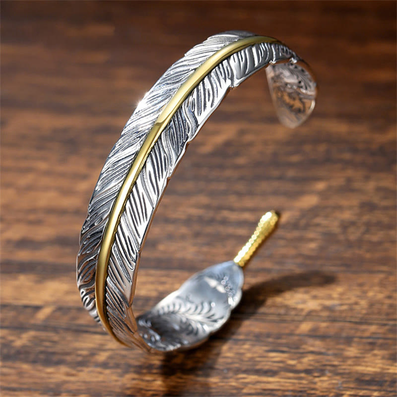 Manschettenarmband mit geschnitztem Kupferfedermuster und Glücksbringer