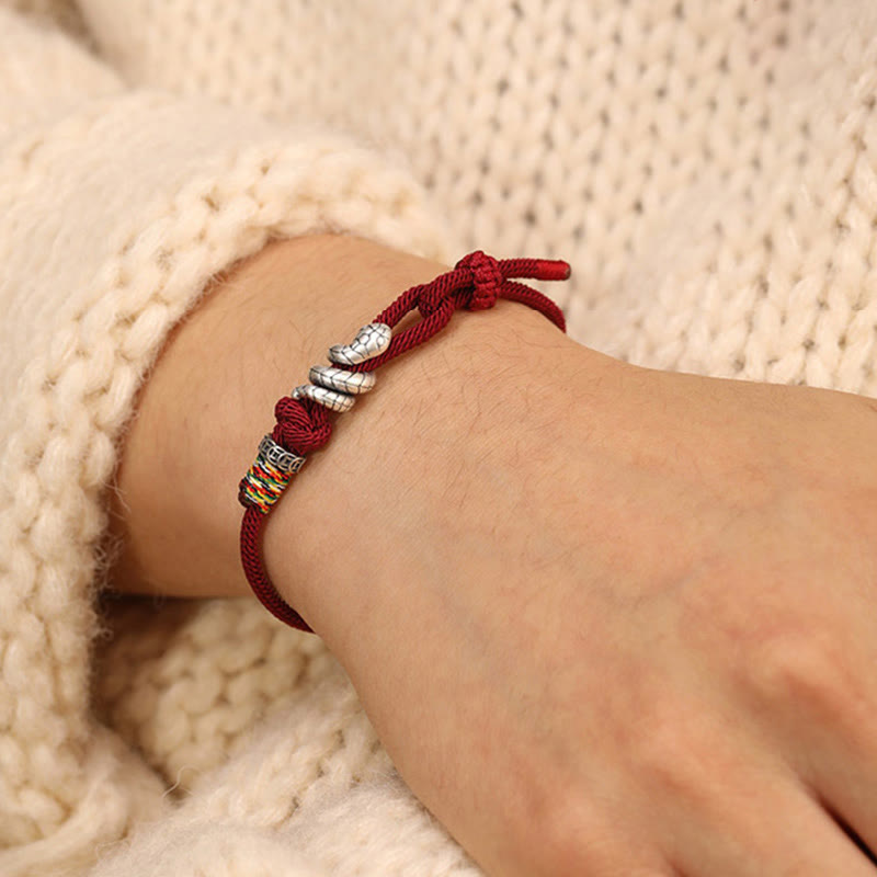 Dunkelrotes 14–17 cm großes Sterlingsilber-Armband mit Schlangenmünze und roter Schnur