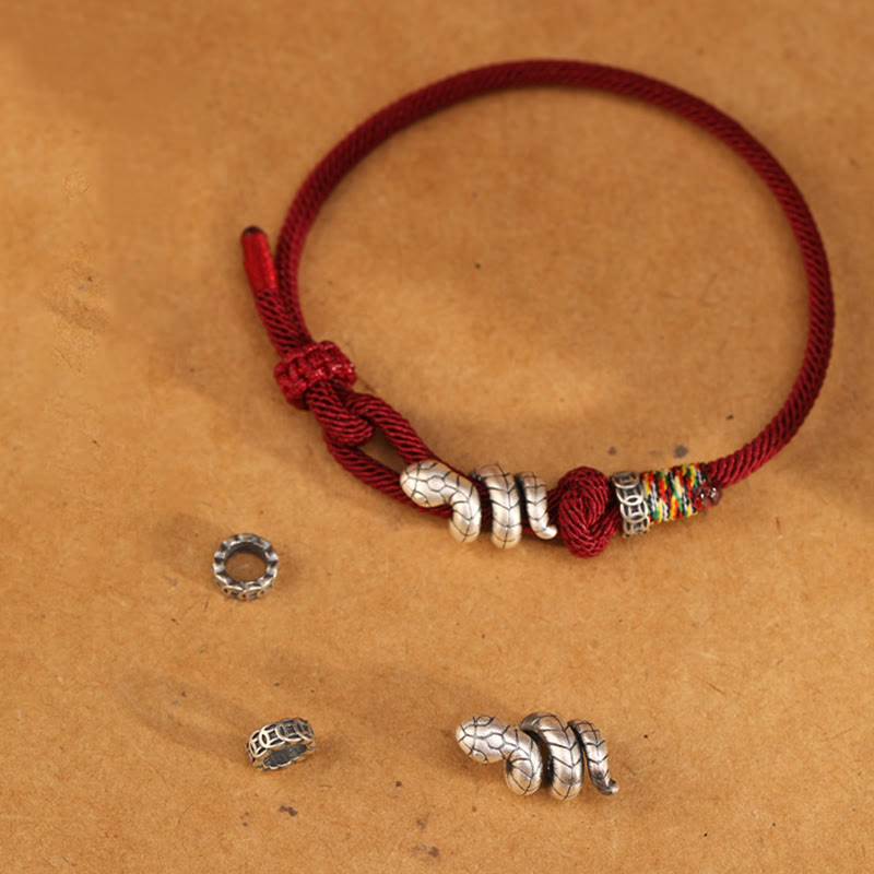 Dunkelrotes 14–17 cm großes Sterlingsilber-Armband mit Schlangenmünze und roter Schnur
