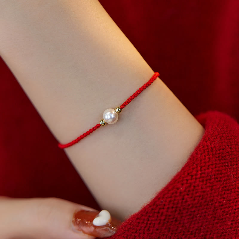 Unisex Perlenarmband mit Glücksbringer auf roter Schnur, 6 mm Perlen