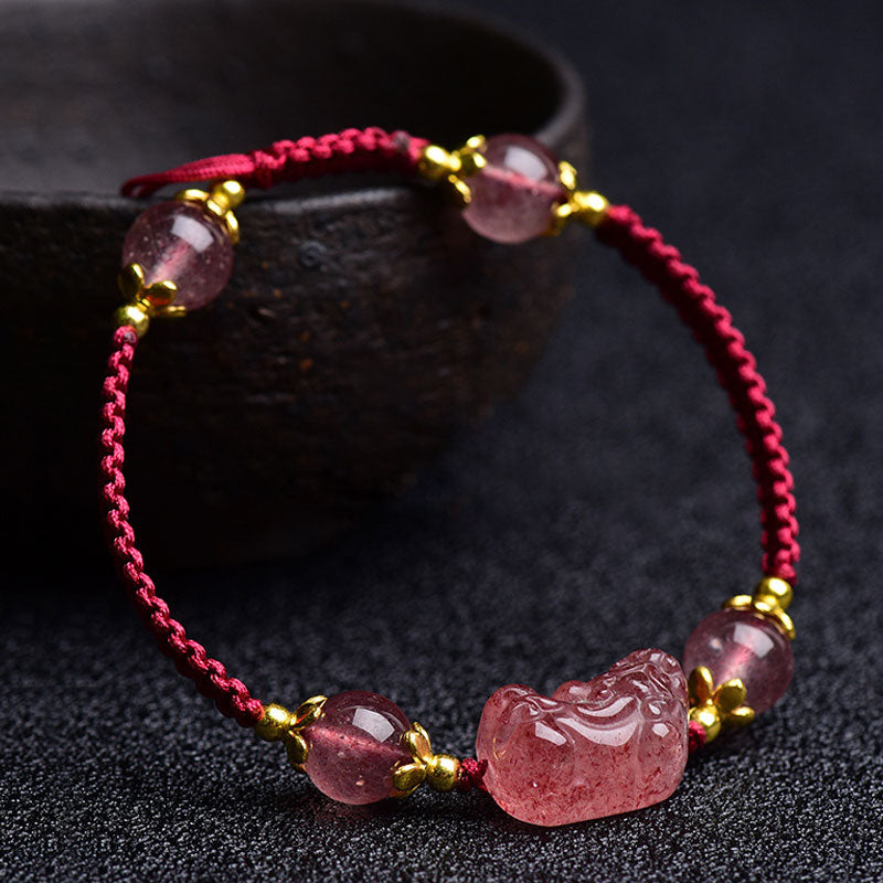Verstellbares Armband aus Erdbeerquarz mit roter Schnur und Pixiu-Anhänger