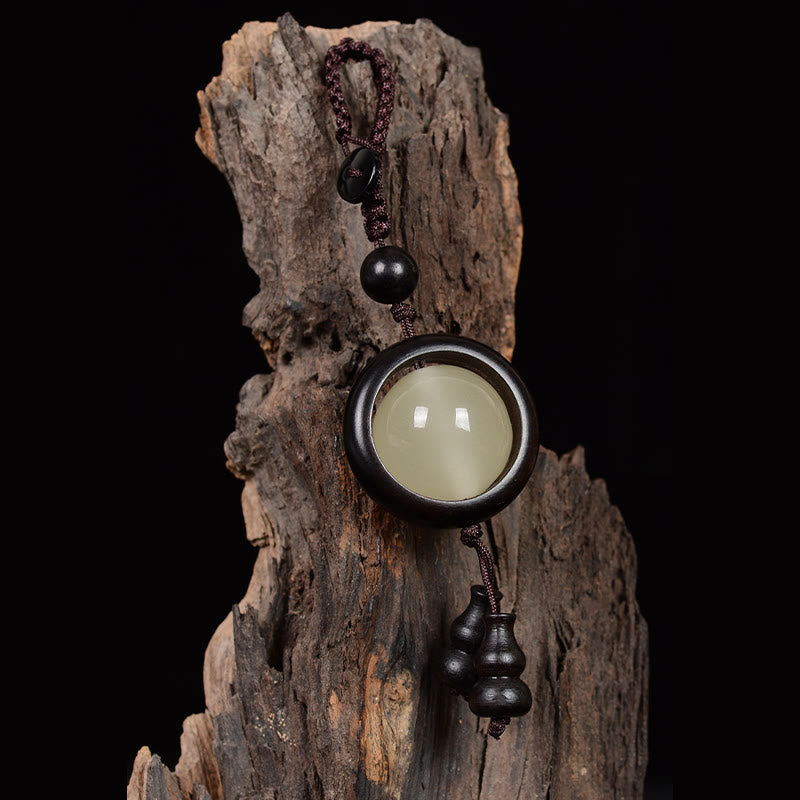 Schlüsselanhänger aus Ebenholz mit Peace-Zeichen | Leuchtperlen aus rotem und grünem Sandelholz