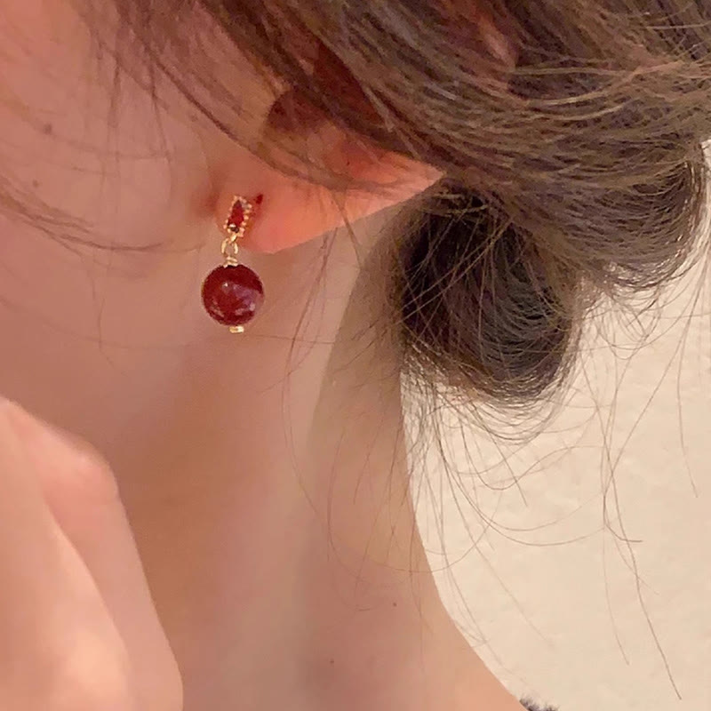 Zinnober-Ohrringe, 925er Silberpfosten und 14-karätige Goldperlen