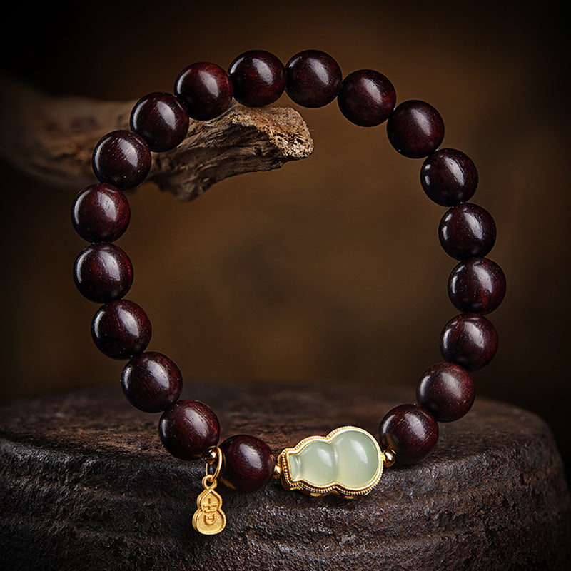 Kleines Blattarmband aus rotem Sandelholz und Jade für Ruhe und Schutz