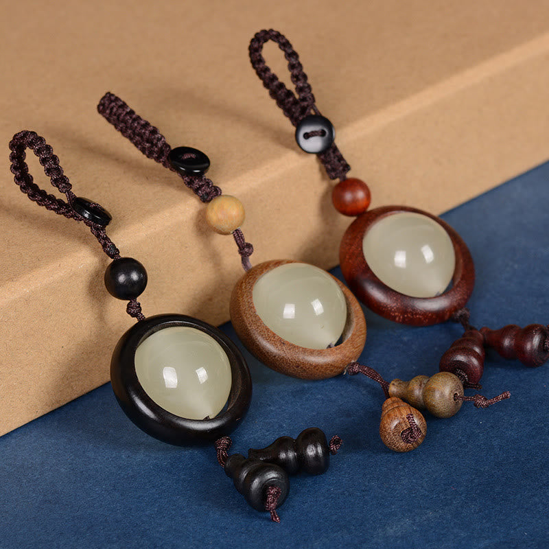 Schlüsselanhänger aus Ebenholz mit Peace-Zeichen | Leuchtperlen aus rotem und grünem Sandelholz