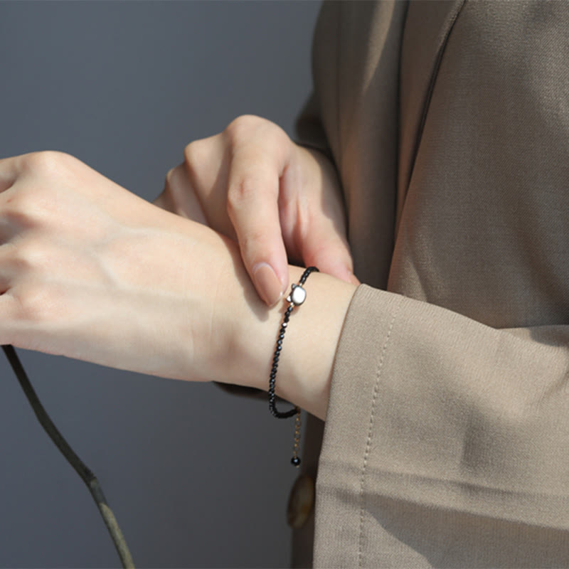 Armband aus Bergkristall mit weißem Kristall und 14 Karat vergoldetem Heilkatzen-Anhänger