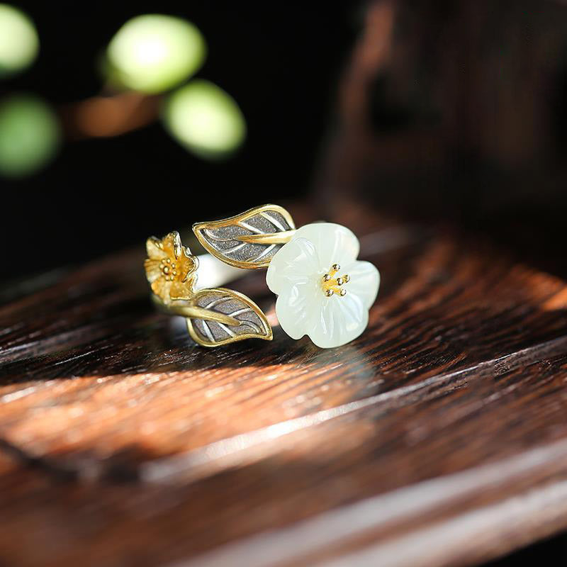 Unisex-Glücksring aus weißer Jade mit 925 versilberter Pflaumenblüte aus Kupfer