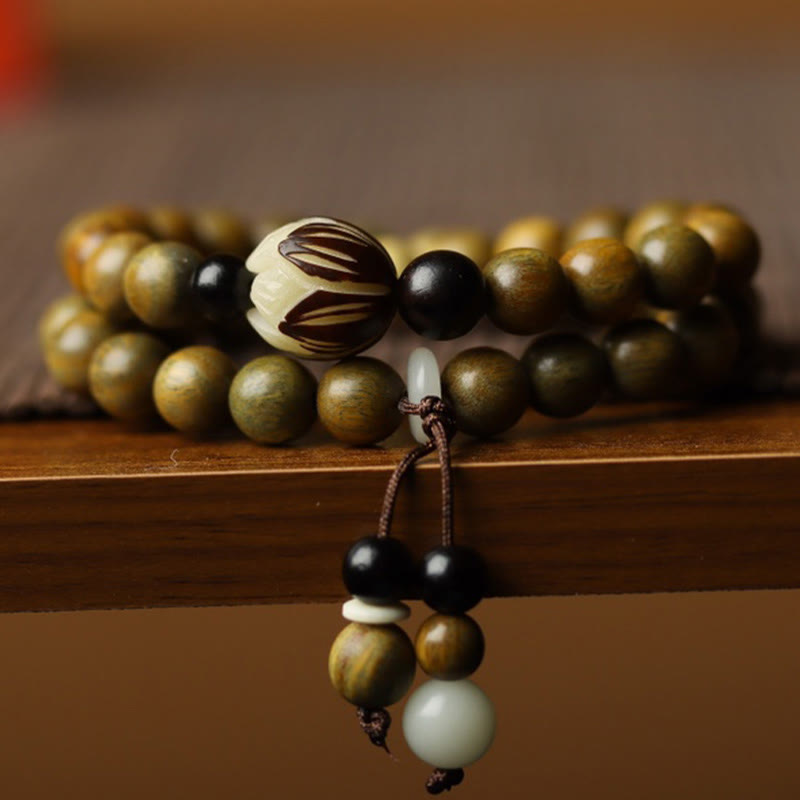 Beruhigendes Doppelwickelarmband mit grünem Sandelholz-Lotus