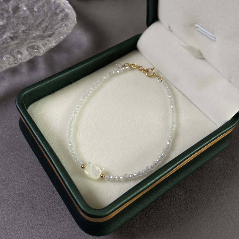 Armband aus Bergkristall mit weißem Kristall und 14 Karat vergoldetem Heilkatzen-Anhänger