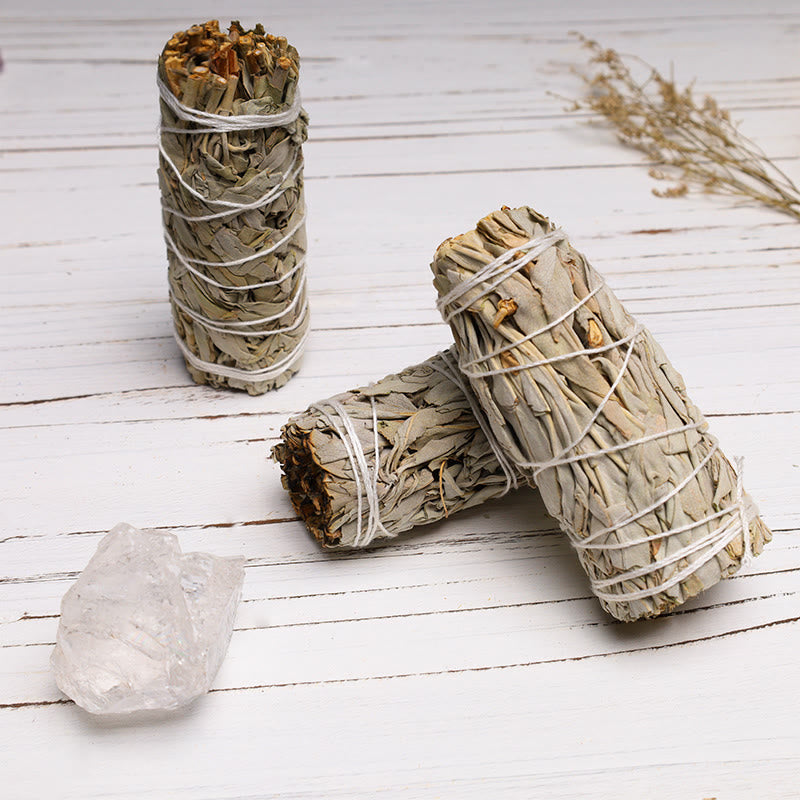 Räucherstäbchen aus weißem Salbei für Reinigungs- und Meditationsrituale zu Hause