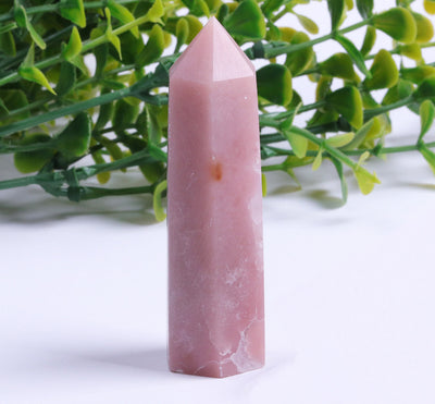 Sanfter rosa Opalturm für spirituelle Heilung