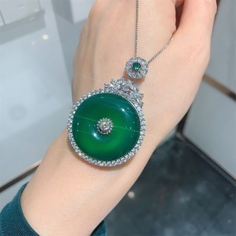 Halskette mit Anhänger „Friedensschnalle“ aus grünem Chalcedon