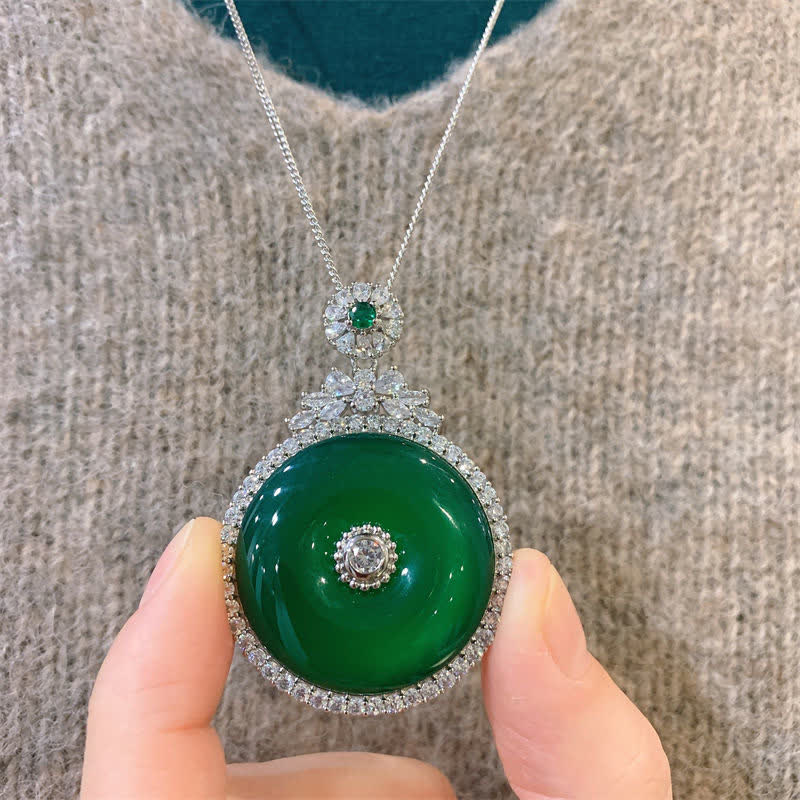 Halskette mit Anhänger „Friedensschnalle“ aus grünem Chalcedon